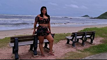 Esposa Sem Calcinha e Plug Anal Gigante na Praia e Mercado – Exibicionismo Perverso
