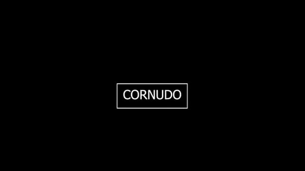 Esposa lo engaña y él lo descubre