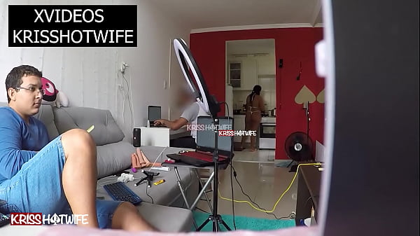 Kriss Hotwife Esposa Puta De Bikini Bem Pequeno Na Presença Do Prestador De Serviço Do Note